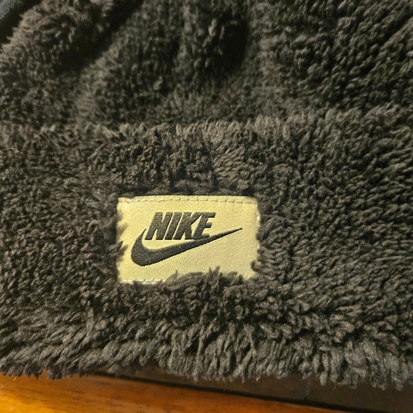 Nike Youth 2 piece set. Black Hat and Texting Gloves. - Picture 2 of 6